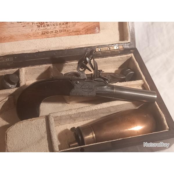 JOLI PISTOLET SILEX A COFFRE BALLE  FORCEE LONDON 18 EME  DANS SA CASETTE