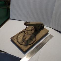 Ancien Pi&egrave;ge &agrave; souris, en bois et en m&eacute;tal