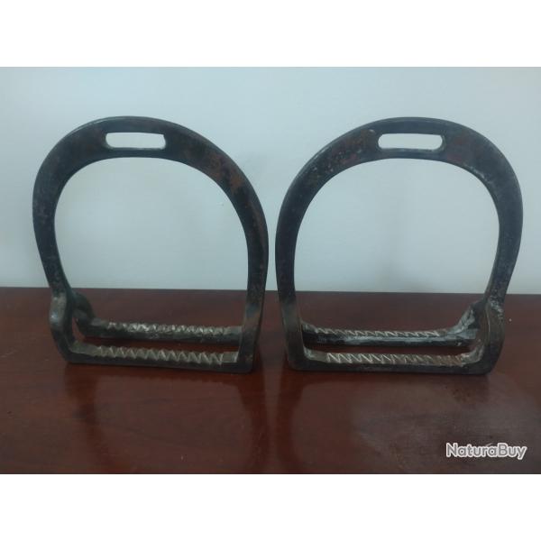 Paire d'�triers de cavalerie allemande ou polonaise WW1 ?