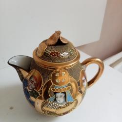 theiere asiatique en porcelaine satsumo hauteur  15cm x 14 cm