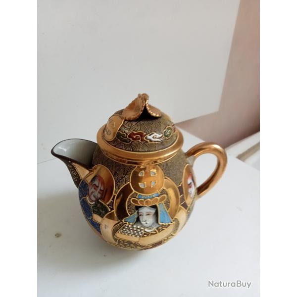 theiere asiatique en porcelaine satsumo hauteur  15cm x 14 cm