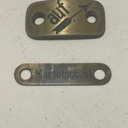 DEUX PLAQUE LAITON AVEC SIGNALETIQUE EN ALLEMAND