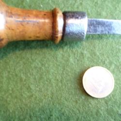 petit tournevis manche bois &agrave;  pour coffret arme ancienne