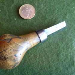 petit tournevis manche bois &agrave;  pour coffret arme ancienne. panne de 7,5 mm