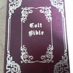 Coffret Bible Colt. Reliure &agrave; la feuille d'or .Carton tr&egrave;s solide. TBE . Pour Colt 5,5 " maximum.