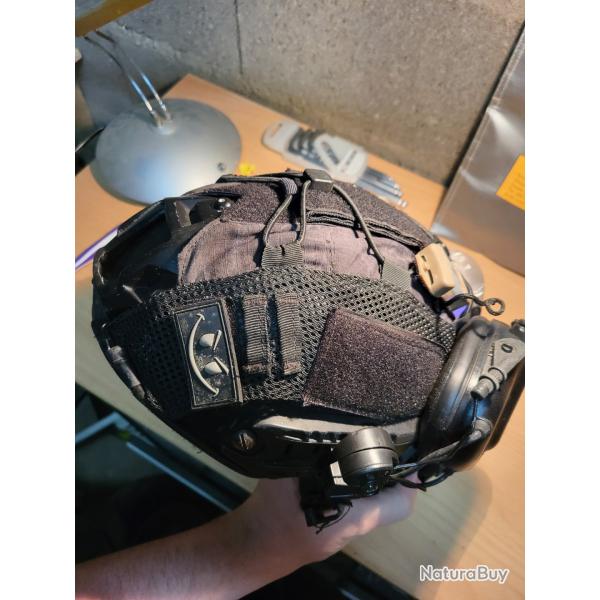 Casque custom. Lumi�re, porte go-pro, poche pour battrie ainsi que casque audio earmor et PTT