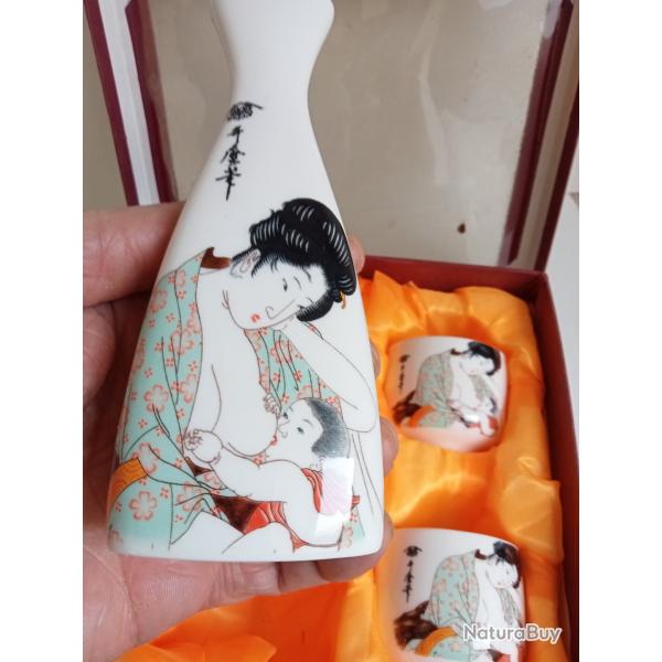 servce a sak�  en porcelaine de chine dans �a boite d'origine