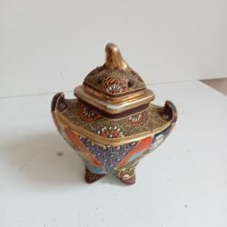 brule encens Satuma  en porcelaine hauteur 12 cm x 10 cm