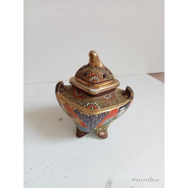 brule encens Satuma  en porcelaine hauteur 12 cm x 10 cm