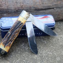 Couteau Queen USA Trapper 2 Lames Acier Carbone 1095 Manche Corne Daim Boite M&eacute;tal Made USA