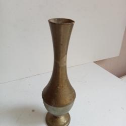 vase soliflore en etain sign&eacute; hauteur 19 cm