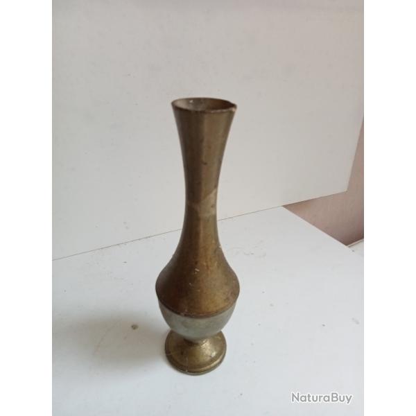 vase soliflore en etain sign� hauteur 19 cm