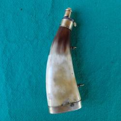 Poire &agrave; plomb en corne pour cal. 12-16-20.