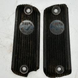 PAIRE DE PLAQUETTES ORIGINALES DE PISTOLET UNIQUE RR51