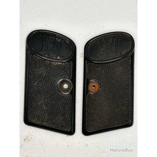 PAIRE DE PLAQUETTES ORIGINALES DE PISTOLET BROWNING 1906 - 25 acp