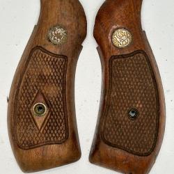 PAIRE DE PLAQUETTES ORIGINALES DE REVOLVER SMITH & WESSON K/L - 38 SP