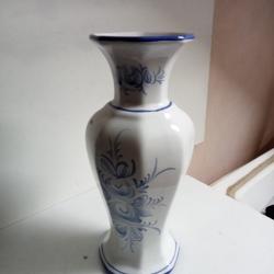 vase en faience hauteur 27 cm x 11 cm l&eacute;ger manque