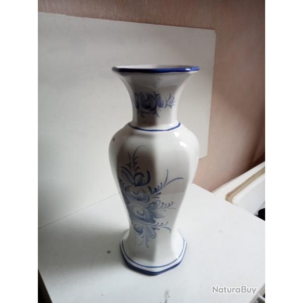 vase en faience hauteur 27 cm x 11 cm l�ger manque