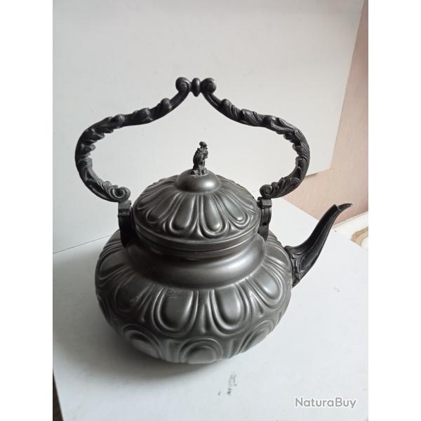 theiere en �tain 95 % XIX�me hauteur 22 cm x 23 cm