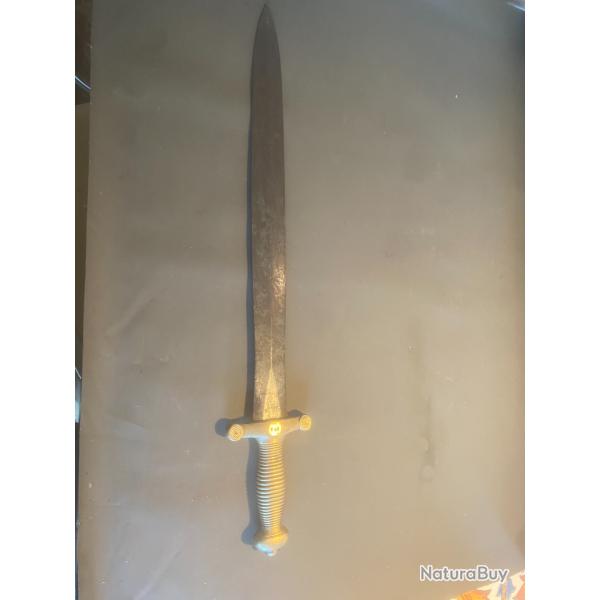 un glaive �poque autour de 1830 garde � 26 cannelures en laiton
