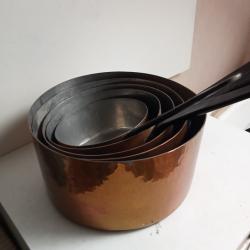 serie de 5 casseroles en cuivre alimentaire ancien diam&egrave;tre 20 cm, 17,5 cm , 16cm ,14 cm, 12 cm