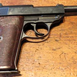Pistolet P 38 fabrication Mauser (byf) en 1944. Arme intouch&eacute;e plaquettes rouges