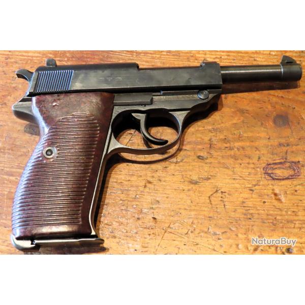 Pistolet P 38 fabrication Mauser (byf) en 1944. Arme intouch�e plaquettes rouges