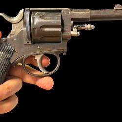 superbe revolver &agrave; 9 coups calibre 8 mm 1892.