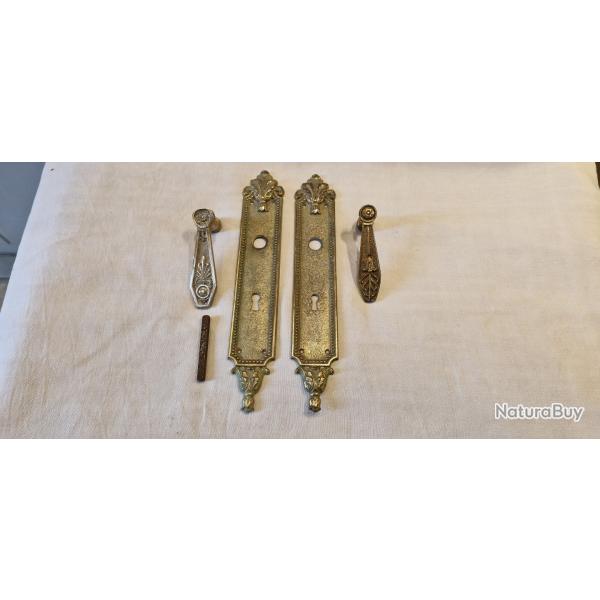 Anciennes poign�es de portes avec plaques, sculpt�es en laiton massif