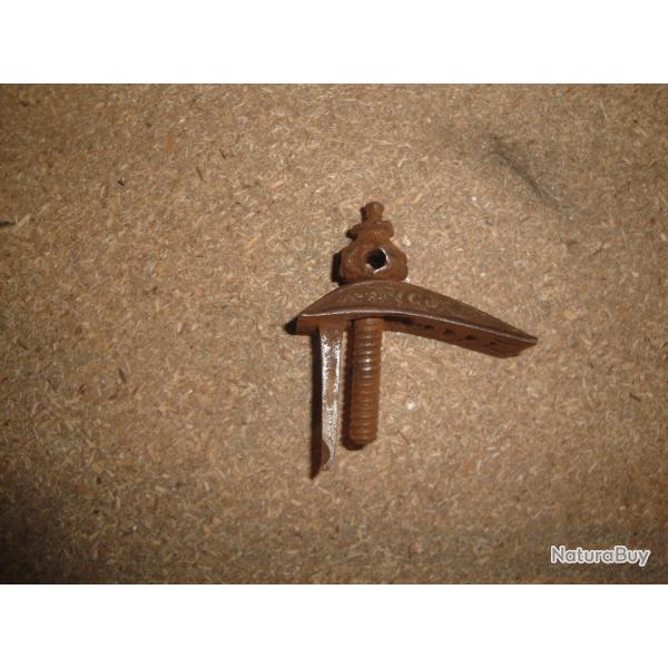 PIECES DETACHEES DE FUSIL A SILEX, SERRE-PIERRE ET SA VIS