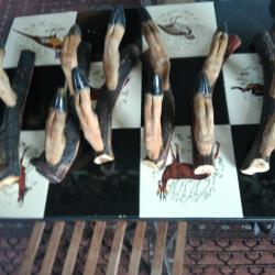 3 paires porte fusils ou manteaux pattes de chevreuil sur bois de cerf