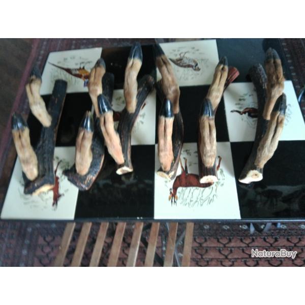 3 paires porte fusils ou manteaux pattes de chevreuil sur bois de cerf