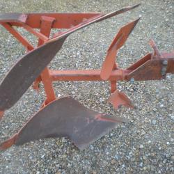 Charrue r&eacute;versible pour motoculteur