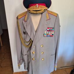 Uniforme de parade original g&eacute;n&eacute;ral URSS avec insigne parachutiste et d&eacute;corations