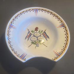 un plat &agrave; barbe au d&eacute;cor r&eacute;volutionaire  ( ma r&eacute;f : 766 &sect; )