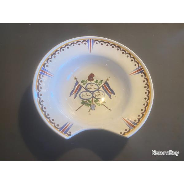 un plat � barbe au d�cor r�volutionaire  ( ma r�f : 766 � )