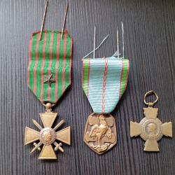 Lot m&eacute;dailles: 1 de 1914-1918 avec 1 &eacute;toile 1 de 1939-1945 et une croix du combattant