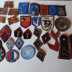 LOT D INSIGNES MILITAIRES EN TISSUS