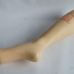 Demi jambe pr&eacute;sentoir publicitaire Supp-Hose Bas Le Bourget