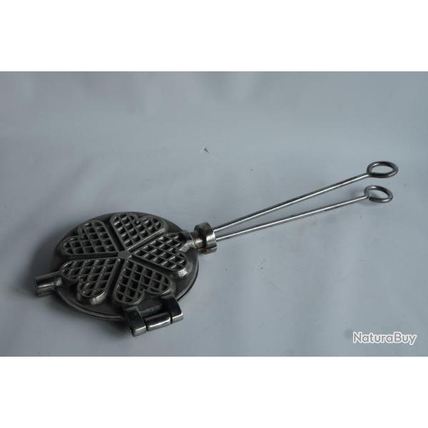 Ancien Moule � gaufre coeur en fonte