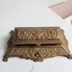 rangement de timbre en bronze dor&eacute; XIX&egrave;me longueur 23 cm x 13 cm