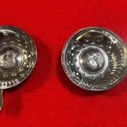 LOT DE 2 TASSOUS, MOTIF GRAPPE DE RAISIN, INOX.