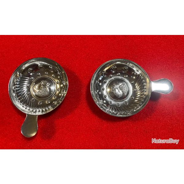 LOT DE 2 TASSOUS, MOTIF GRAPPE DE RAISIN, INOX.