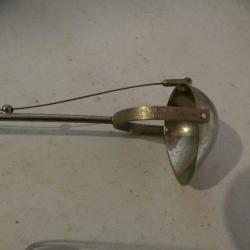 Insolite cuill&egrave;re articul&eacute;e  &agrave; levier avec piston