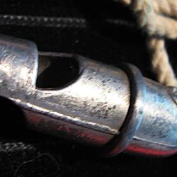 beau sifflet vintage en metal blanc (france) longueur 60 mm