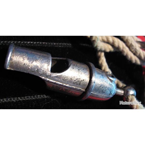 beau sifflet vintage en metal blanc (france) longueur 60 mm