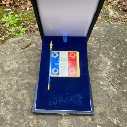 Coffret drapeau &eacute;maill&eacute; Troupes A&eacute;roport&eacute;es. R&eacute;publique Fran&ccedil;aise.