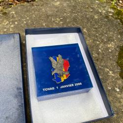 Presse papier. Insigne: Op&eacute;ration Epervier TCHAD.