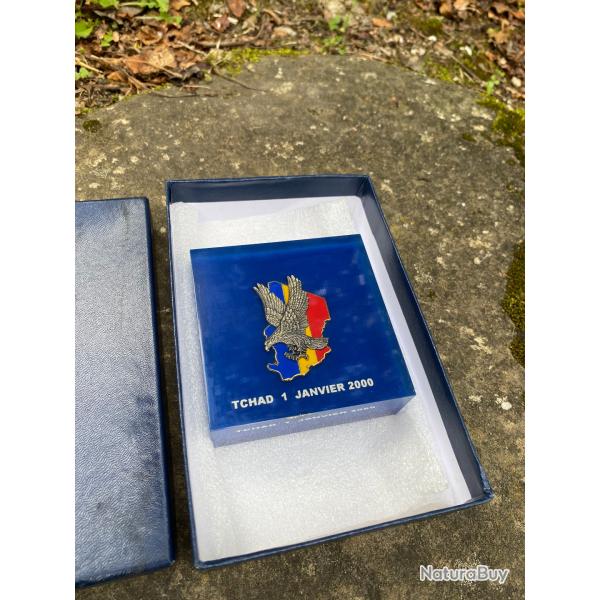 Presse papier. Insigne: Op�ration Epervier TCHAD.