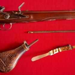 Pistolet &agrave; silex PEDERSOLI avec poire &agrave; poudre noire et moule &agrave; balles